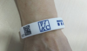 Pulsera de ayuda al alzheimer con QR